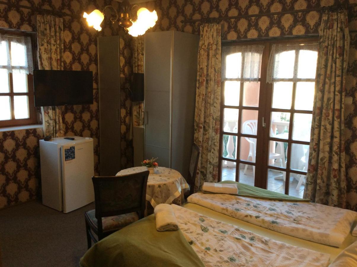 Hotel Ilona Kis Kastély Panzió à Keszthely Extérieur photo