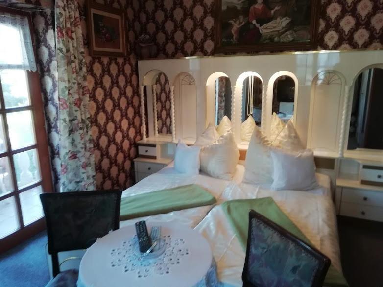 Hotel Ilona Kis Kastély Panzió à Keszthely Extérieur photo
